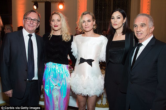 Sorrisos: (LR) Bruno Pavlovsky, Marion Cotillard, Diane Kruger, Monica Bellucci e Alain Terzian colocaram um tiro dentro do local