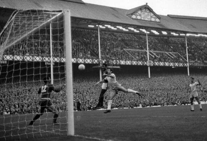  Eusébio faz gol diante do Brasil, eliminado na fase de grupos da Copa de 1966 (Foto: Getty Images)