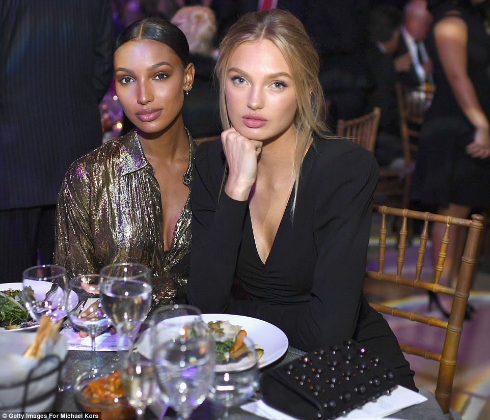 Dando e glam! Jasmine Tookes e Romee Strijd sentaram-se juntos no 11º Prêmio Anual do Coração de Ouro beneficiando o Amor de Deus que nós entregamos