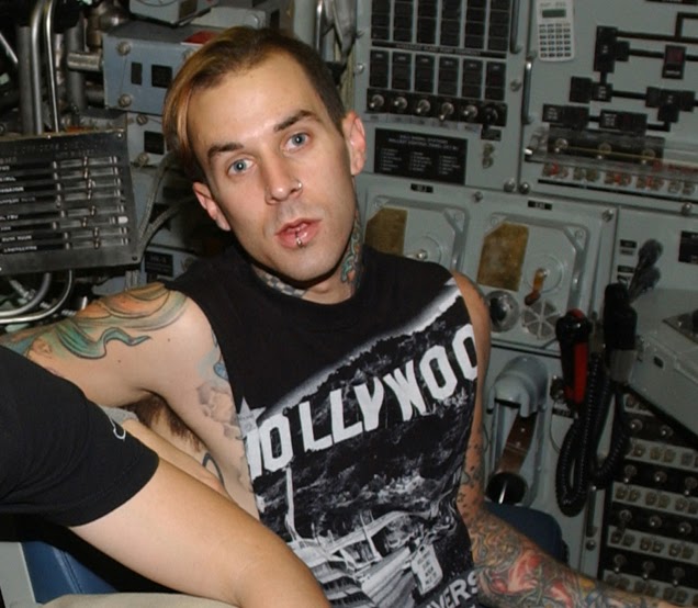 The Epitome: Diologues and Discourse: VIDEO OF THE DAY! Travis Barker