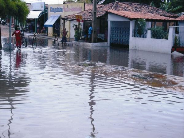 Av Paulo Ramos perto do Prédio do Josino parecia um rio.