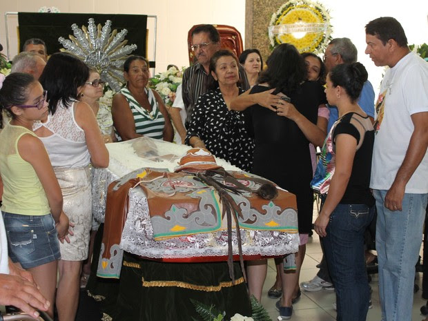 Familiares ficavam ao lado do caixão do radialista Carlos Augusto (Foto: Amanda Franco/ G1)