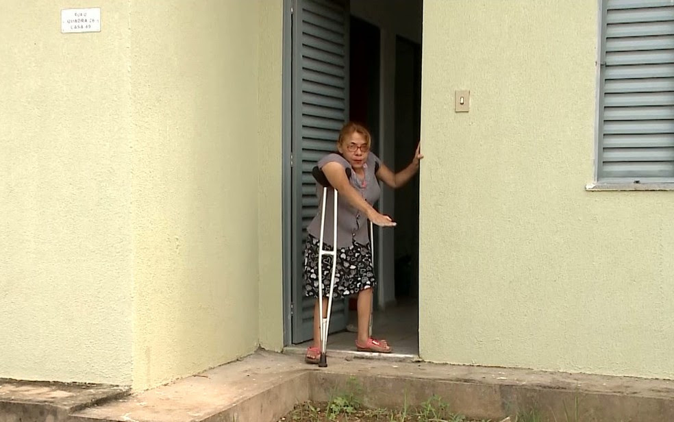 Maria Pereira está com problemas para conseguir realizar atendimento em muitos órgãos públicos (Foto: Reprodução/TV Mirante)