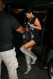 Rihanna Shorts y Botas Mosqueteras