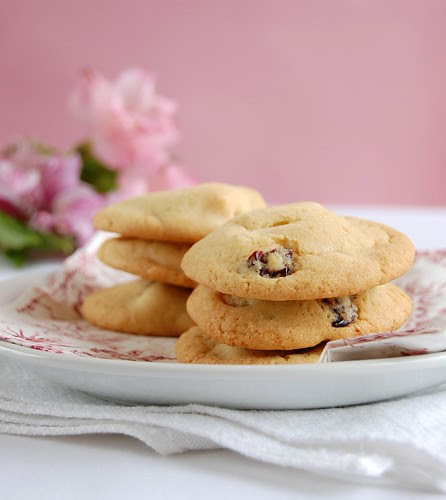 White chocolate cherry cookies / Cookies com cerejas secas e chocolate branco
