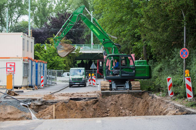 Ein Bagger der Kampfmittelräumung arbeitet am 27.05.2015 unterhalb der Mülheimer Brücke in Köln (Nordrhein-Westfalen) am Bombenfundort. In Köln müssen 20 000 Menschen wegen einer Bomben-Entschärfung ihre Häuser verlassen. Foto: Rolf Vennenbernd/dpa +++(c) dpa - Bildfunk+++