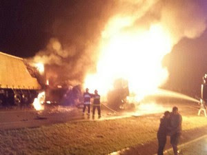 Veículos pegaram fogo após batida na BR-116 (Foto: Polícia Rodoviária Federa/Divulgação)