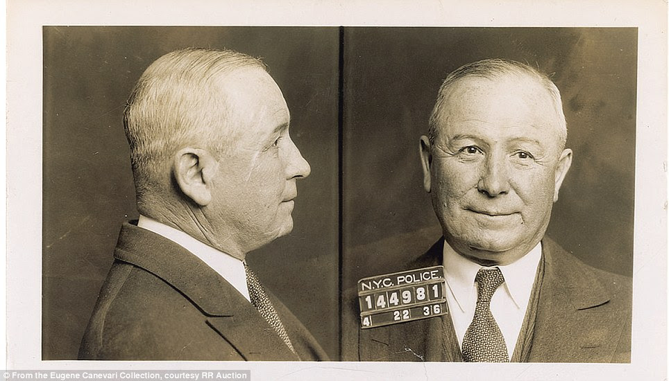 Johnny Torrio: Incredibly influential mobster who mentored Al Capone and helped build the ¿Chicago Outfit¿ in the 1920s (1882¿1957)