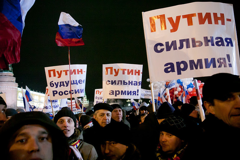 Сторонники Путина отмечают его победу на Манежной площади в Москве, 4 марта 2012
