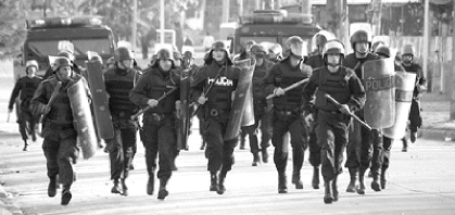 Con toda firmeza. La incursión fue ante la ola de delitos
en la zona. Con toda firmeza. La incursión fue ante la ola de delitos en la
zona.