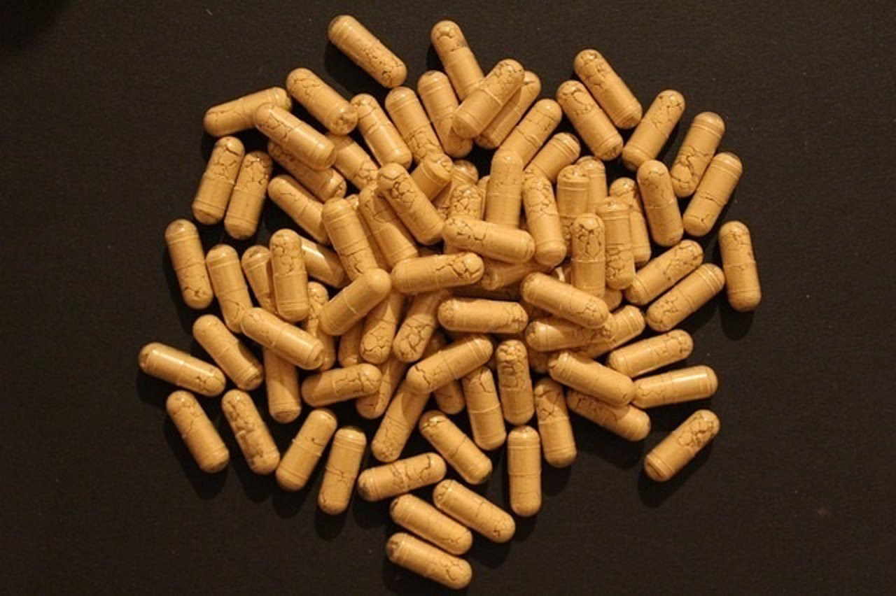Imagen de unas pastillas con heces que se utilizan para el tratamiento de la colitis ulcerosa