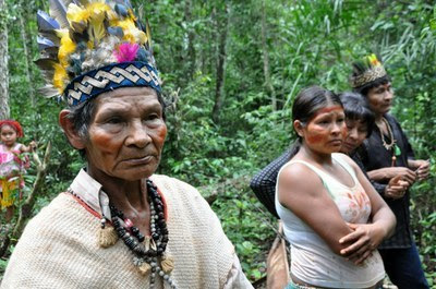Foto de indígenas, dois homens, duas mulheres e uma criança