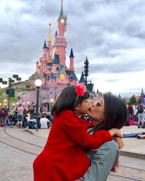 पेरिस में ऐश्वर्या ने किया बेटी आराध्या को किस, फोटो किया शेयर