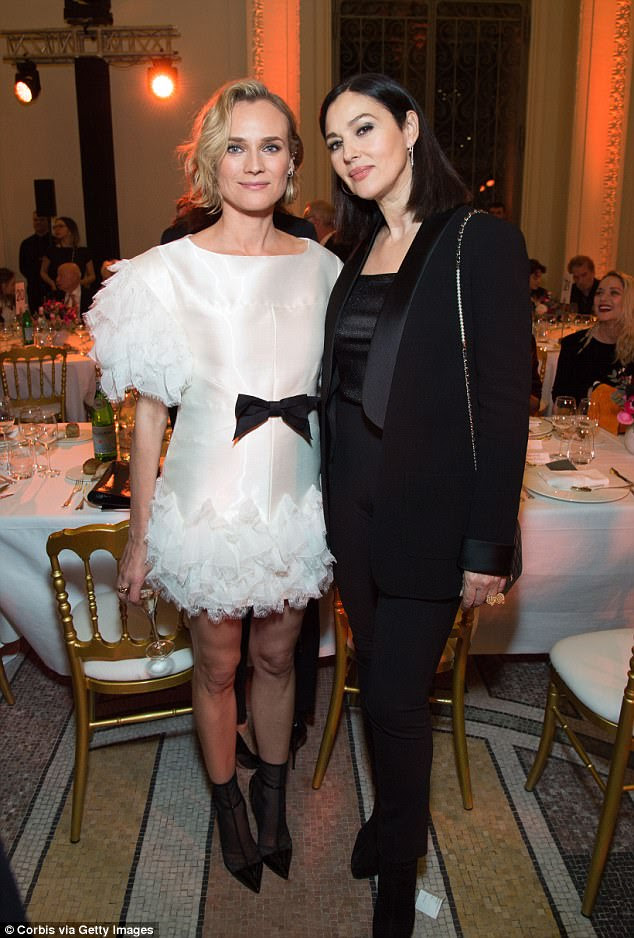 Ruffles: Diane, de 41 anos, parecia incrivelmente chique em um vestido branco arruinado (à esquerda) que exibia sua minúscula cintura com um arco preto puro enquanto Monica atordoava um traje preto deslumbrante (à direita)