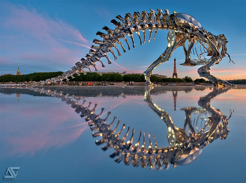 Gigante Chrome T Rex instalada no rio Sena em Paris por Philippe Pasqua Gigante Chrome T Rex instalada no rio Sena em Paris por Philippe Pasqua escultura Paris dinossauros ossos