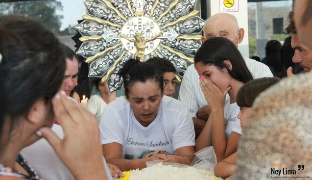 Em um dos velórios, Maria das Neves, mãe de Aleidyane, mostrava não acreditar na morte da filha - Fotos Thonny Hill e Elivaldo Araújo