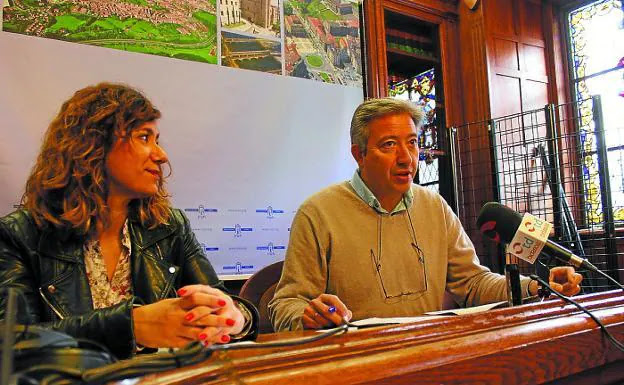 Cristina Laborda y Pedro Alegre presentaron el balance del servicio de Quejas y Sugerencias./F. DE LA HERA