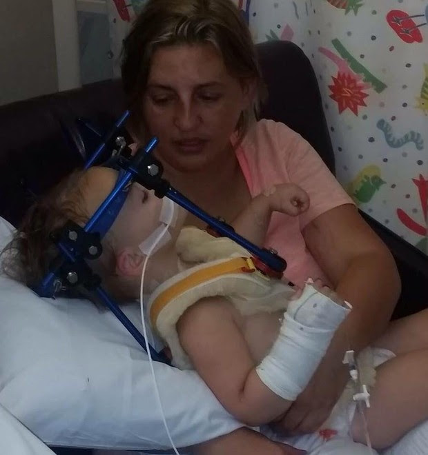 Angela cuidando de sua filha no hospital  (Foto: Reprodução)