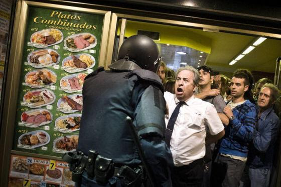 Alberto Casillas, ο καταστηματάρχης του εστιατορίου “Prado” που προστάτεψε τους διαδηλωτές στις 26 Σεπτέμβρη στην Μαδρίτη