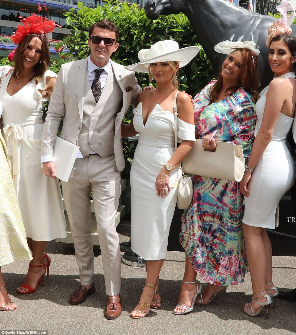 Absorvendo o sol! Billie Faiers parecia impressionante em um branco fora do vestido de ombro (centro), enquanto seu noivo Greg Shepherd parecia elegante em um terno cinza claroÂ