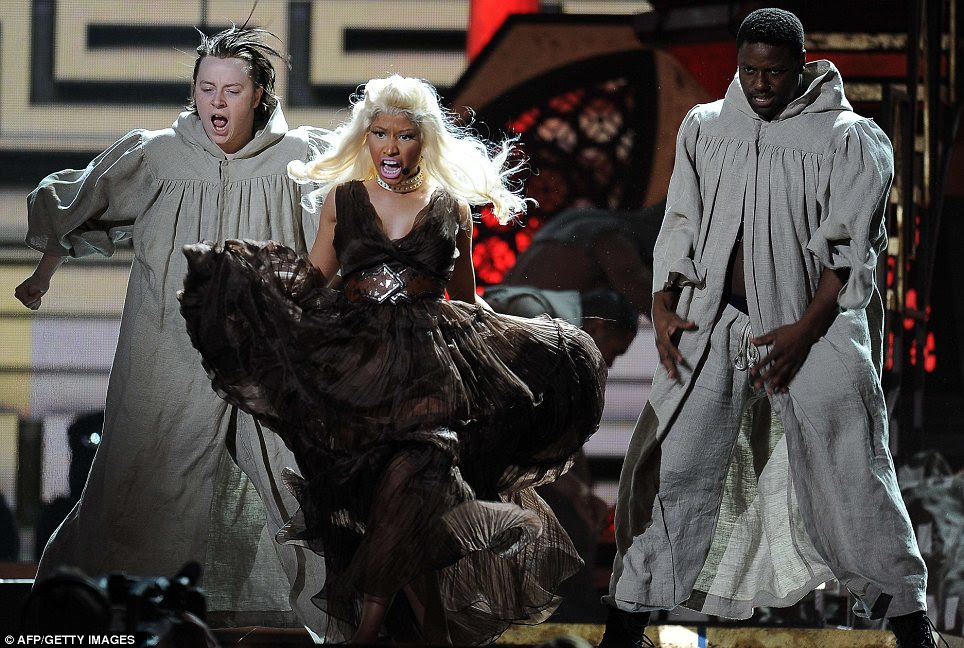 Comandando a platéia: Nicki Minaj entregou uma performance dramática de seu próximo single Roman férias depois de chegar na festa com um homem vestido como o papa