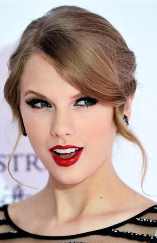 Taylor Swift hair and make up