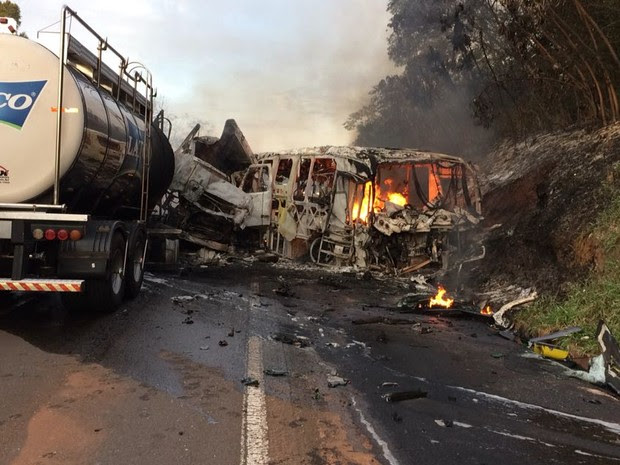 Acidente entre caminhão carregado com leite e ônibus bateram na PR-323, em Cafezal do Sul, nesta segunda-feira (Foto: Divulgação/PRE)