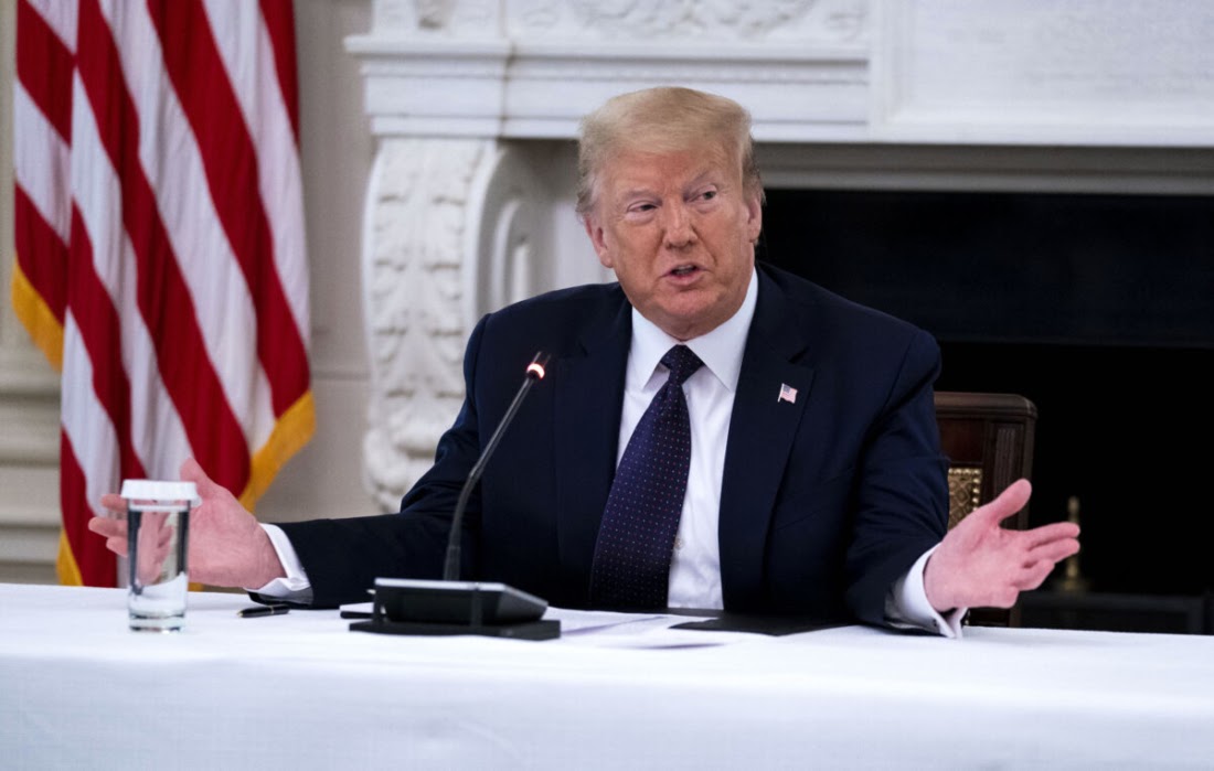 Tổng thống Donald Trump đưa ra nhận xét khi ông tham gia bàn tròn với các quan chức thực thi pháp luật trong Phòng ăn Nhà nước của Nhà Trắng vào ngày 8 tháng 6 năm 2020. (Doug Mills-Pool / Getty Images)