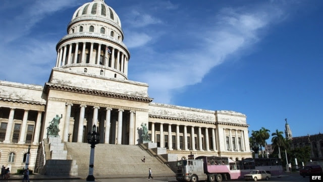 Un "camello" (autobús público) pasa frente al Capitolio Nacional, sede del ministerio de Ciencia.