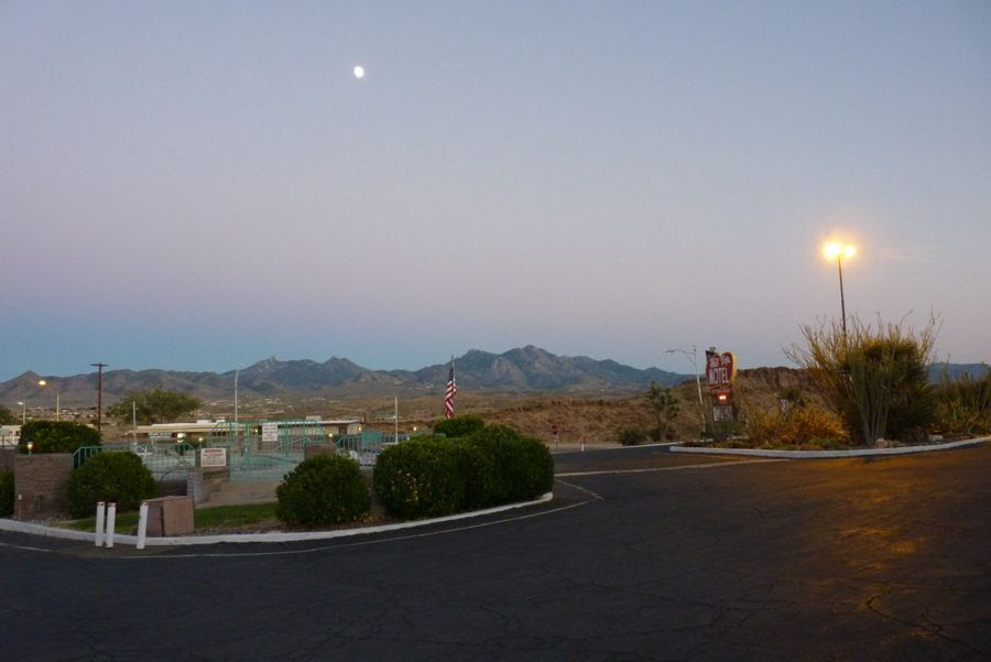 kingman_moonrise_over_motel