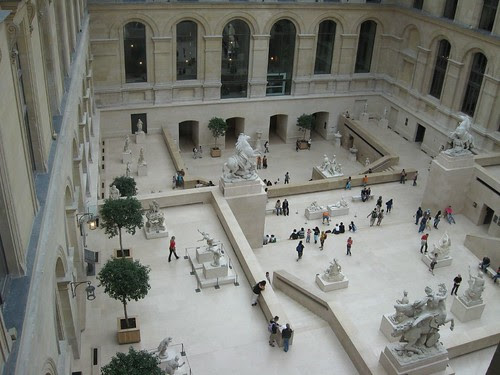 Sala con esculturas del museo del Louvre