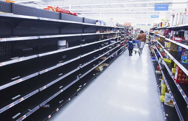 Prateleira de supermercado é esvaziada em Nova York antes da chegada do furacão Sandy (Foto: Lucas Jackson/Reuters)