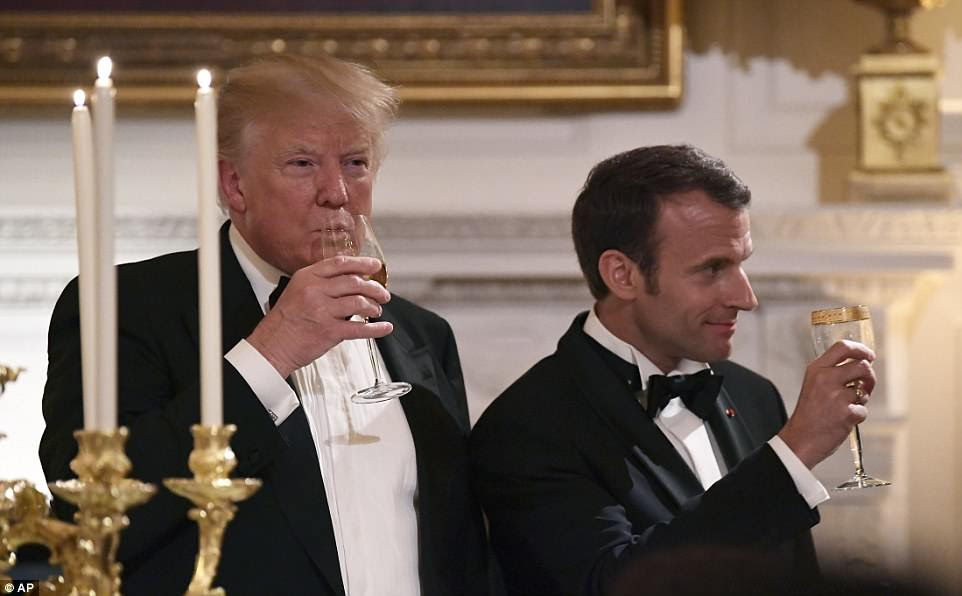 Trump e Macron brindaram durante o jantar de estado para manter relações calorosas entre seus paÃses