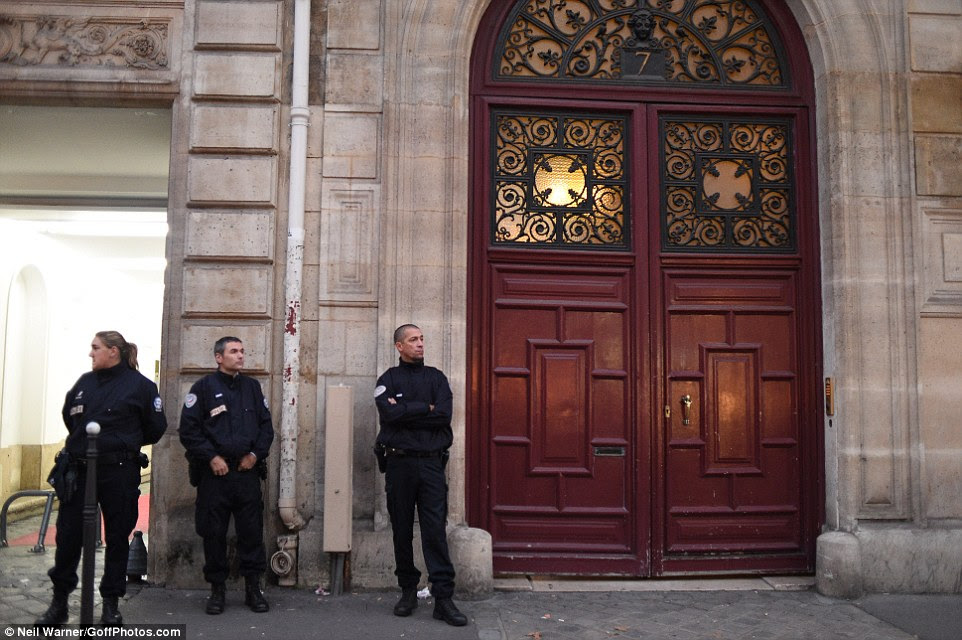 A polícia de guarda do lado de fora do apartamento de Paris foram Kim foi roubado nas primeiras horas da manhã de segunda