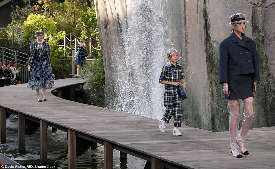 Como um profissional: Little Hudson parecia legal em um macacão de tweed e tampa de plástico enquanto caminhava pela passarela