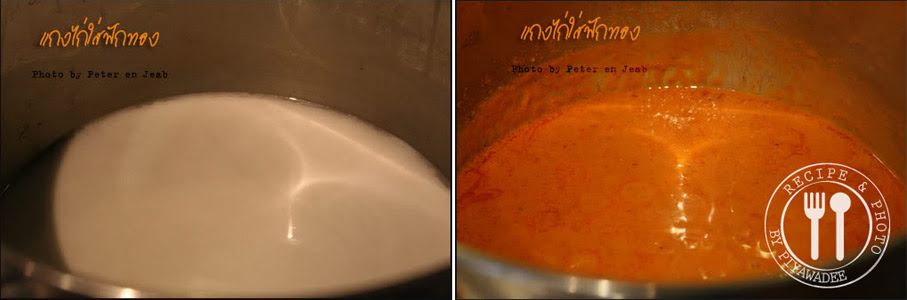 Verhit de kokosmelk(1) in een wok of grote pan of steelpan. Laat het zachtjes koken totdat er een olielaagje uit de kokosmelk komt. Voeg de currypasta toe en roerbak tot de geur vrijkomt en er rode olie uitkomt