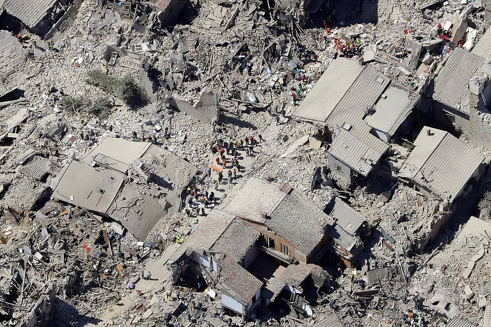 Coberto: No que parece ser uma imagem de Pompéia, a cidade de Amatrice é visto envolta em poeira cinzenta e entulho nesta foto aérea