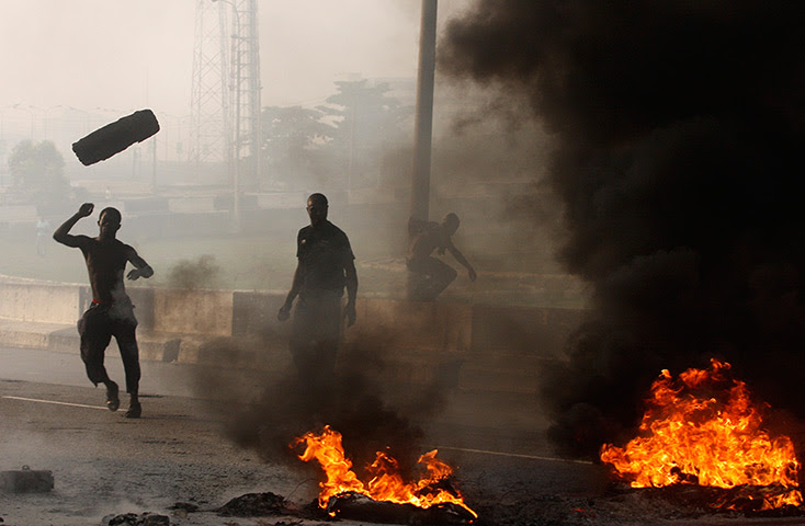 Nigeria fuel protests: Angry youths set up burning barricades in Lagos