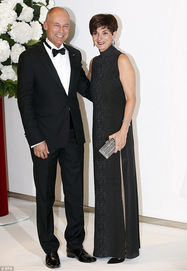 Chique: o piloto Bertrand Piccard chega com sua esposa Michele na gala
