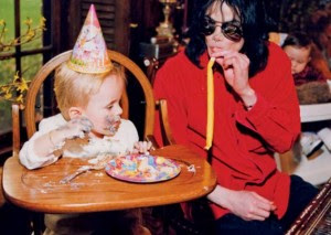 michael-jackson-con-sus-hijos-300x213.jpg (300×213)