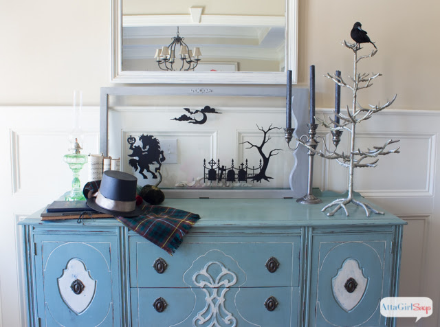 Check out these fabulous and spooky DIY Halloween Ideas at diy beautify! A Legend of Sleepy Hollow Halloween: Washington Irving's chilling short story of Ichabod Crane and the headless horsesman inspired this Halloween tablesetting. The details are amazing; I especially love the Sleepy Hollow sign, the tombstone place cards and the spooky paper trees on the table. And that jack-o-lantern is pretty scary, too!