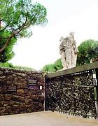 L'ingresso del Memoriale delle Fosse Ardeatine L'ingresso del Memoriale delle Fosse Ardeatine