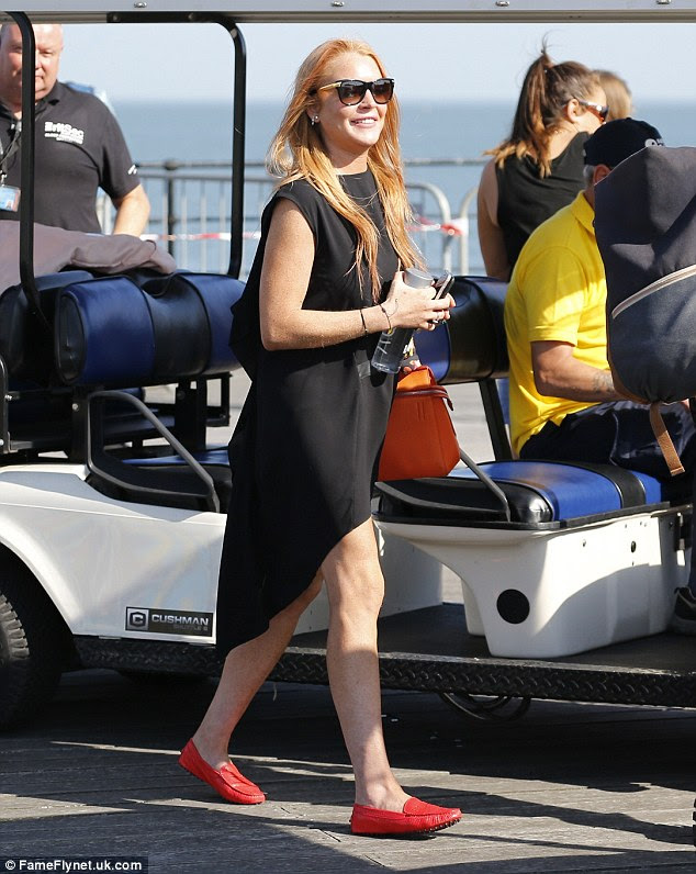 LBD: Juntando o vestido de alta corte com sapatos vermelhos acolhedores, ela usava o cabelo em um estilo seco ao golpe elegante