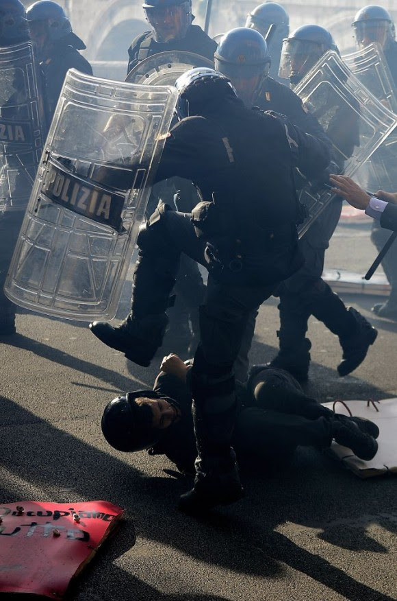 Un manifestante es agredido por un policía antidisturbios durante la protesta contra las medidas de austeridad de los gobiernos del sur de Europa el 14 de noviembre de 2012 en Roma. Foto: AFP. Un manifestante es agredido por un policía antidisturbios durante la protesta contra las medidas de austeridad de los gobiernos del sur de Europa el 14 de noviembre de 2012 en Roma. Foto: AFP.