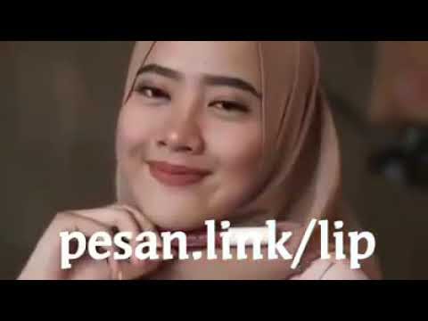 Video Wanita Cantik Berjilbab Memakai Lipstik Kosmetika Bibir
