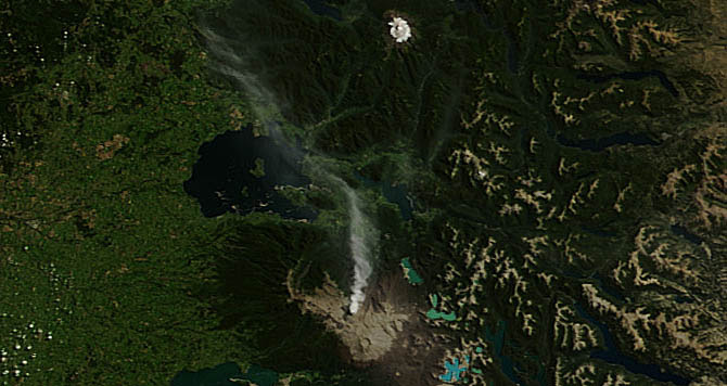 As erupções na cadeia de Puyehue-Cordón Caulle, no Chile, que causaram transtornos no tráfego aéreo em 2011, começam a dar sinais de que estão se acalmando. Na foto, de 7 de março de 2012, a núvem de cinzas se mostrava relativamente pequena e bem difusa, mas ainda causa danos para a agricultura local.