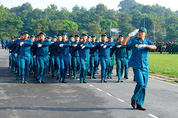 Dân quân các địa phương duyệt đội ngũ qua lễ đài trong lễ khai mạc.