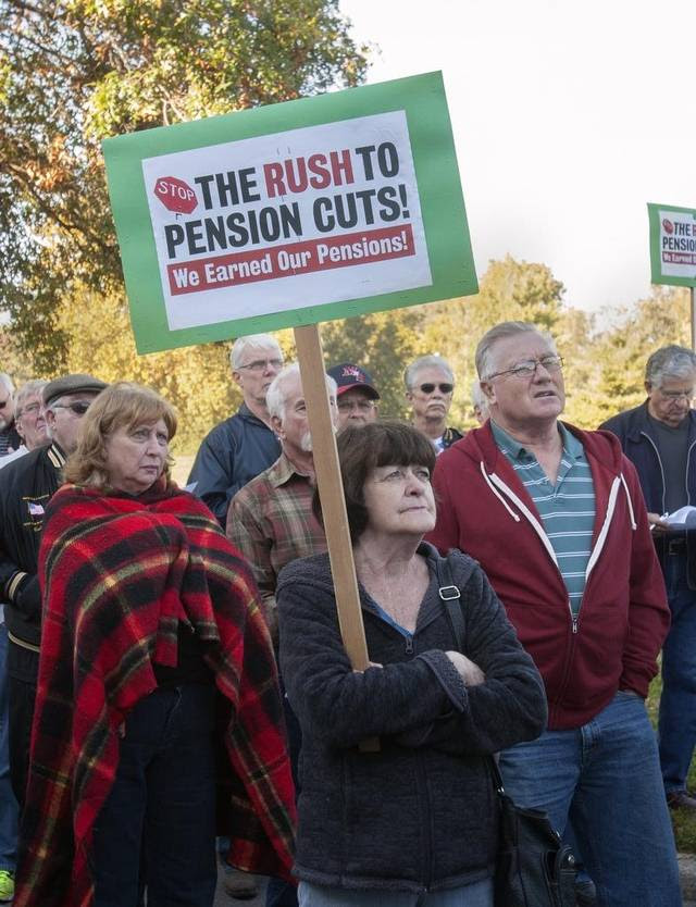 Retired Teamsters
from Local 41 in Kansas City rallied in 2015 over proposed cuts
to their pensions checks from the failing Central States Pension
Plan. Retired Teamsters from Local 41 in Kansas City rallied
in 2015 over proposed cuts to their pensions checks from the
failing Central States Pension Plan.