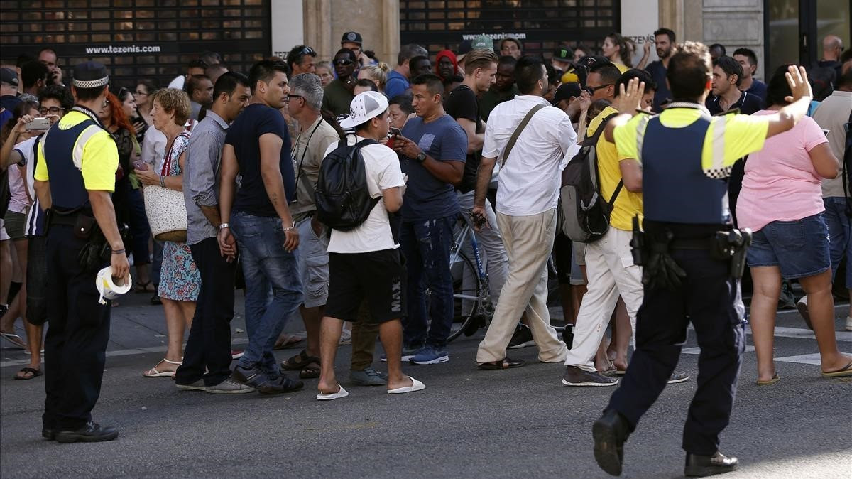 Una furgoneta arrolla a varias personas en la Rambla de Barcelona