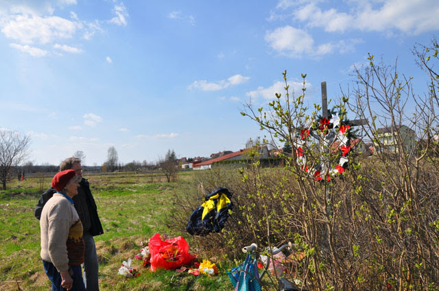 Końskie. Krzyż w polu od strony południowej.Opiekunka kapliczki i autor artykułu. Fot. Bartłomiej Woźniak - kwiecień 2011 Końskie. Krzyż w polu od strony południowej. Opiekunka kapliczki i autor artykułu. Fot. Bartłomiej Woźniak - kwiecień 2011
